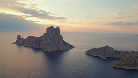 Vor-Der-Küste-Felsige-Inseln-Von-Es-Vedrà-Während-Des-Sonnenuntergangs-In-Ibiza,-Spanien