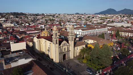 The-historic-center-of-Zacatlan-filled-with-traditional-houses-and-the-facade-of-San-Pedro-parish-catholic-church-next-to-Old-Franciscan-Convent,-Puebla,-Mexico
