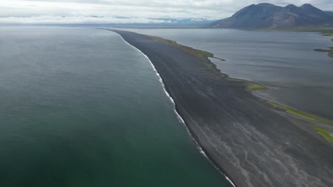 Unbelievable-beautiful-sandbar-separating-ocean-from-the-mainland,-south-of-Iceland-scenery