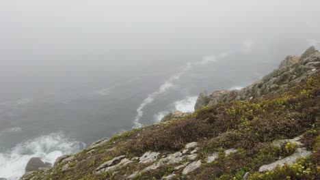 Panoramablick-Von-Rechts-Nach-Links-Von-Pointe-Du-Raz-Im-Nebel-In-Der-Bretagne,-Frankreich-Am-Meer