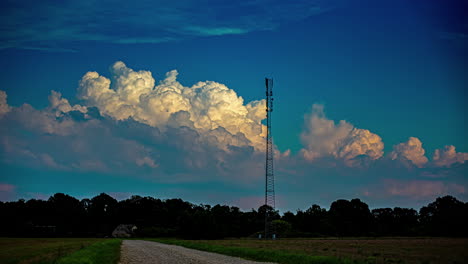 Mobilfunkmast-Auf-Dem-Land---Zeitraffer-Der-Wolkenlandschaft-Bei-Sonnenuntergang