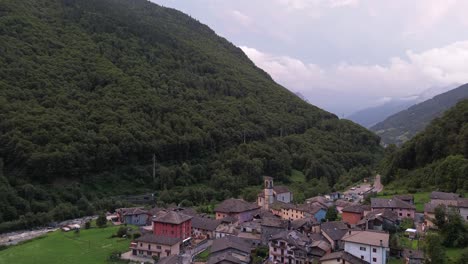 Las-Casas-De-Montaña-En-Fiumenero-Son-Antiguas,-Nuevas-Y-Hermosas-En-Italia