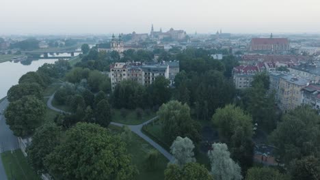 Luftdrohnenaufnahme-Krakau-Polen-Kazimierz-Wawel-Schloss-Bei-Sonnenaufgang