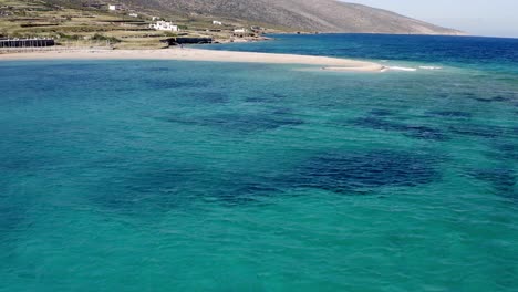 Luftdrohnenaufnahmen-Eines-Sehr-Kleinen-Strandes-Im-Griechischen-Paradies