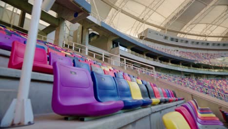 Bewegende-Aufnahme-Eines-Leeren-Profi-Fußballstadions,-In-Dem-Man-Die-Tribünen-In-Verschiedenen-Farben-Ohne-Publikum-Sehen-Kann