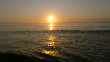 Einsamer-Surfer-Paddelt-über-Dem-Meer-Vor-Dem-Hintergrund-Des-Sonnenuntergangs-In-Australien