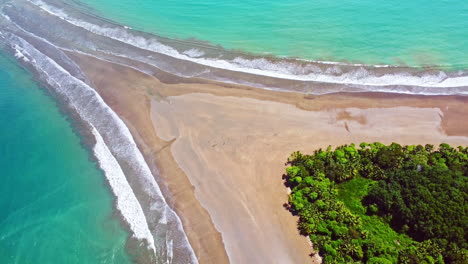 Luftaufnahmen-Von-Drohnen-Zeigen-Einen-Strand-In-Form-Eines-Walschwanzes-Im-Ballena-Marine-National-Park,-Costa-Rica