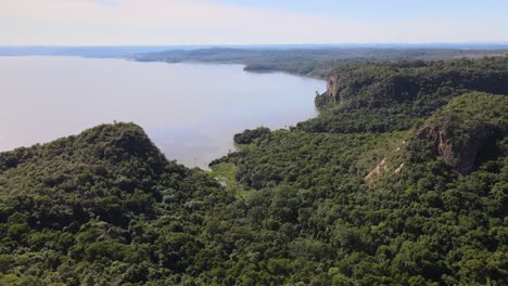 Toma-De-Drones-Del-Impresionante-Río-Paraná-Y-Verdes-Montañas-Altas,-Argentina