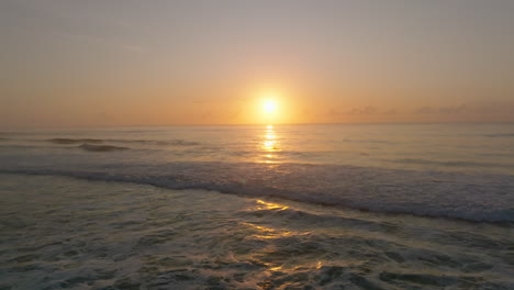 Luftaufnahme-Eines-Einsamen-Surfers,-Der-Während-Des-Goldenen-Sonnenuntergangs-Am-Gillards&#39;-Beach,-Australien,-Im-Meer-Surft