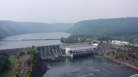 Aerial-footage-of-Peace-River-hydroelectric-dam-in-Hudson-Hope,-BC
