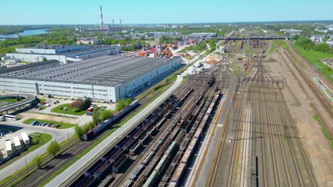 Fliegen-über-Dem-Industriebahnhof-Mit-Güterzügen-Und-Frachtcontainern