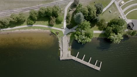 Lake-Missaukee-In-Lake-City,-Michigan-Mit-Dock-Und-Drohnenvideo-über-Dem-Kopf-Und-Blick-Nach-Unten