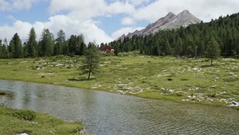 Lago-Le-Vert-Cerca-De-La-Cabaña-Lavarella-En-El-Verdor-Del-Parque-Natural-Fanes---Sennes---Braies,-Montañas-Alpi,-Italia