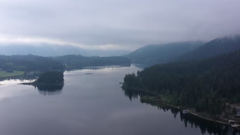 Toma-De-Drones-De-Las-Cristalinas-Aguas-Azules-Del-Lago-Mcleese-En-Columbia-Británica.