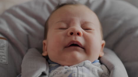 Bebé-Estornudando-En-Una-Silla-Alta