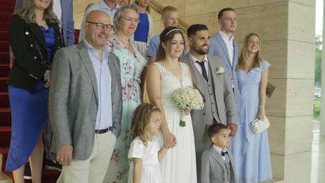 Familienfoto-Mit-Bräutigam-Und-Braut-Auf-Der-Treppe
