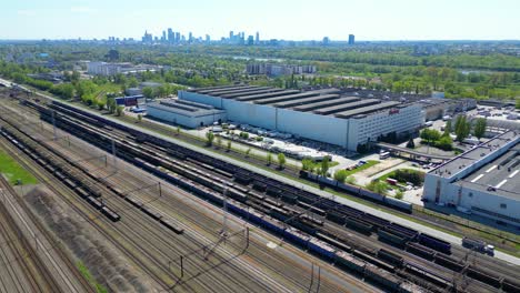 Fliegen-über-Dem-Industriebahnhof-Mit-Güterzügen-Und-Frachtcontainern