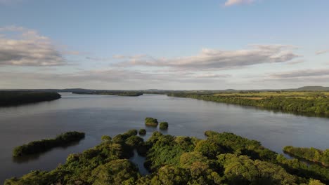 Panoramaaufnahme-Des-Wunderschönen-Flussufers-Von-Posadas,-Region-Misiones,-Argentinien