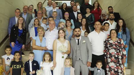 Familien--Und-Freundesporträt-Mit-Braut-Und-Bräutigam-Bei-Der-Hochzeitszeremonie