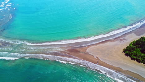 4K-Luftaufnahmen-Von-Drohnen-Zeigen-Einen-Strand-In-Form-Eines-Walschwanzes-Im-Ballena-Marine-National-Park,-Costa-Rica