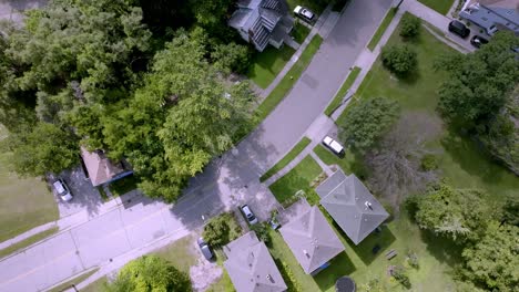 Neighborhood-in-Pontiac,-Michigan-with-drone-video-overhead-looking-down