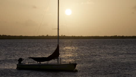 Segelboot-Im-Sonnenuntergang-Im-Meer-In-Der-Nähe-Von-Bonaire,-Den-Antillen,-Der-Karibik