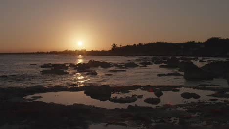 Zeitraffer-Sonnenuntergang-über-Mexikanischem-Strand-Und-Meer