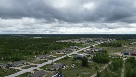 Eine-Bewegte-Luftdrohnenaufnahme-Eines-Wohngebiets-In-Der-Region-Easterville-Und-Chemawawin-Cree-Nation-Während-Der-Sommermonate-Und-Der-Bewölkten-Jahreszeit