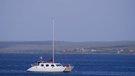 Barco-En-El-Océano-Cerca-De-Bonaire-El-Caribe