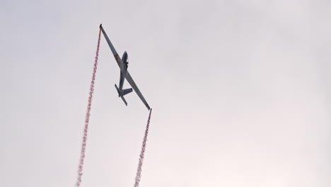 Stuntpilot-Mit-Schnellem-S-1-Segelflugzeug,-Das-Vom-Himmel-Abwürgt-Und-Davonfliegt,-Handheld-Ansicht