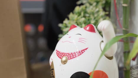 Handheld-close-up-of-a-Chinese-waving-fortune-cat