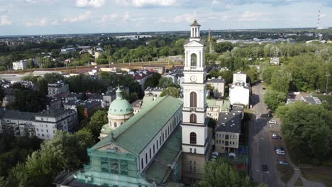 Luftkreis-Drohnenvideo-Der-Basilika-Des-Heiligen-Herzens-Jesu-In-Warschau,-Bezirk-Praga