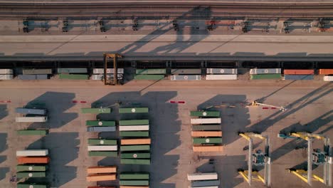 Wunderschöne-Luftaufnahme-Eines-Containerstaplers,-Der-über-Aufgereihten-Containern-Fährt