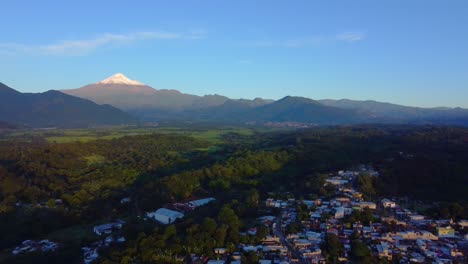 Espectacular-Vista-Aérea-Con-Drone-Del-Volcán-Citlaltepelt-Desde-Ixhuatlan-Del-Cafe