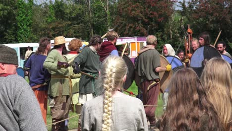 Recreación-Vikinga-Los-Hombres-Vikingos-Se-Preparan-Para-La-Batalla-Y-Comienzan-A-Luchar-En-Woodstown,-Waterford,-Irlanda