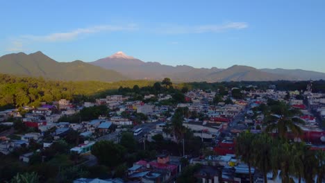 Espectacular-Vista-Aérea-Con-Drone-Del-Volcán-Citlaltepelt-Desde-Ixhuatlan-Del-Cafe