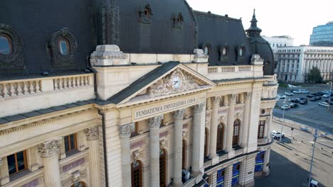 Rotierende-Luftaufnahme,-Die-Langsam-Die-Zentrale-Universitätsbibliothek-In-Bukarest,-Rumänien,-Freigibt