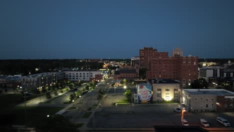 Jackson,-Michigan-Downtown-Bei-Nacht-Mit-Drohnenvideo,-Weitwinkelaufnahme,-Die-Sich-Von-Links-Nach-Rechts-Bewegt