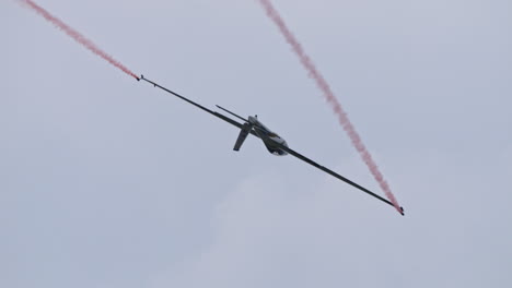 Swift-S-1-Segelflugzeug-Macht-Tricks-Am-Himmel-Mit-Bergen-Im-Hintergrund,-Handheld-Ansicht