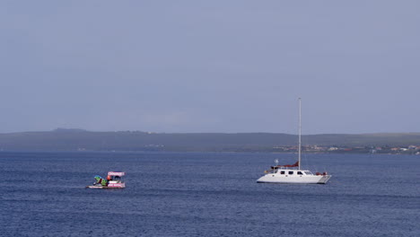 Barcos-En-El-Océano-En-Bonaire-El-Caribe.