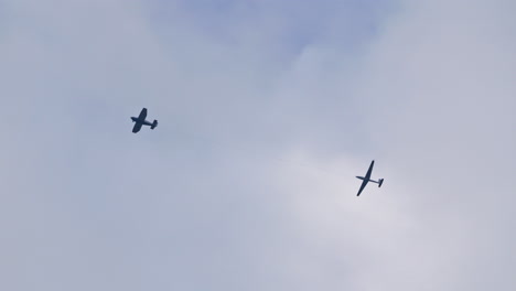 Kleinflugzeug-Schleppt-Segelflugzeug-Vor-Stimmungsvollem-Grauen-Himmel,-Handheld-Ansicht