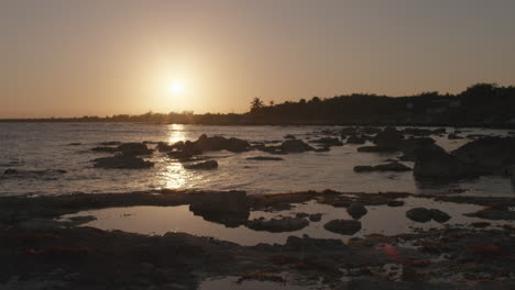 Sonnenuntergang-über-Dem-Mexikanischen-Meer-Und-Strand