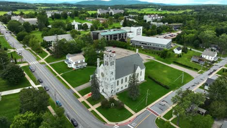 Vorwärtsbewegung-Zu-Einer-Wunderschönen-Kirche-In-Vermont