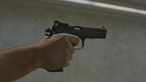 Tirador-Disparando-Una-Pistola-De-Pequeño-Calibre