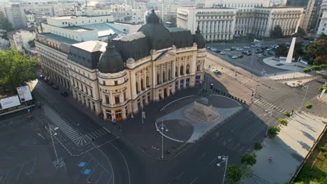 Rotierende-Luftaufnahme-Der-Zentralen-Universitätsbibliothek-In-Der-Calea-Victoriei-Avenue-Und-Der-Statue-Von-König-Carol-I.,-Bukarest,-Rumänien,-Historisches-Gebäude