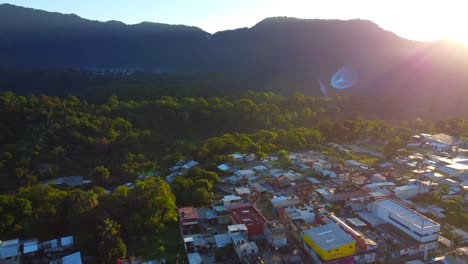 Hermosa-Vista-Aérea-Con-Drones-Sobrevolando-La-Ciudad-De-Ixhuatlán-Del-Café,-Veracruz,-México