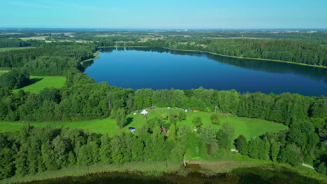 Touristen-Campen-Im-Sommer-Auf-Wiesen-Am-Ufer-Des-Idyllischen-Sees
