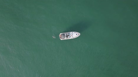 Gente-Nadando-Detrás-Del-Yate-Flotando-En-El-Mar-En-Verano