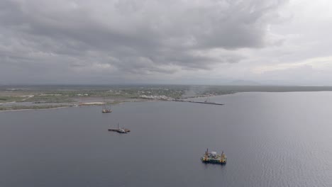 Luftaufnahme-Des-Docks-Für-Mit-Gas-Verbundene-Schiffe-Manzanillo-Power-Energía-2000,-Projekt-Eines-Thermoelektrischen-Kraftwerks