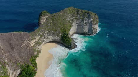 Craft-narratives-that-immerse-audiences-in-Nusa-Penida's-wonder,-Discover-Diamond-Beach-With-its-ivory-sands,-crystalline-waters,-iconic-rock-formations,-and-true-tropical-paradise